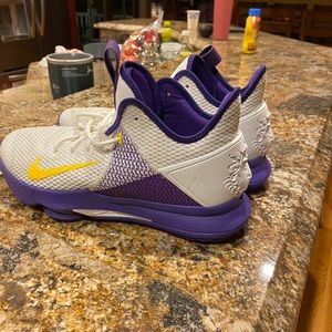 Nike Lebron Men’s Witness4 basketball shoe Sz10